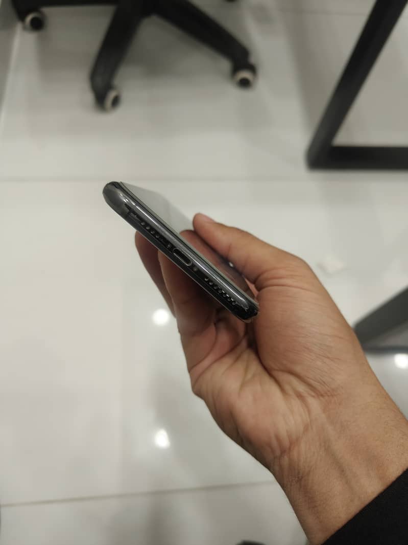 Apple iPhone 11 Pro Max 4