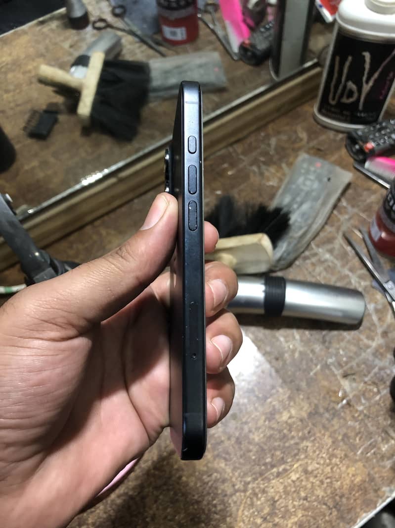 Apple iPhone 16 5