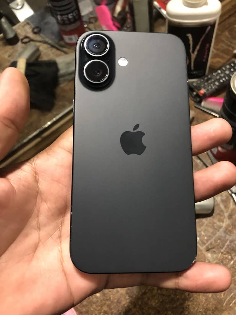 Apple iPhone 16 8