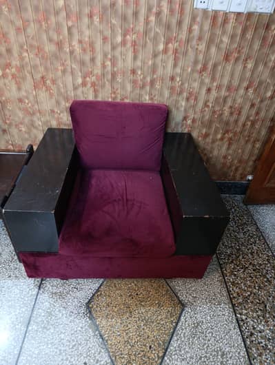 2 single seat sofas in good condition
