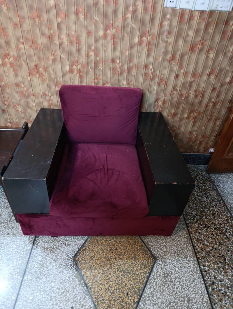 2 single seat sofas in good condition 0