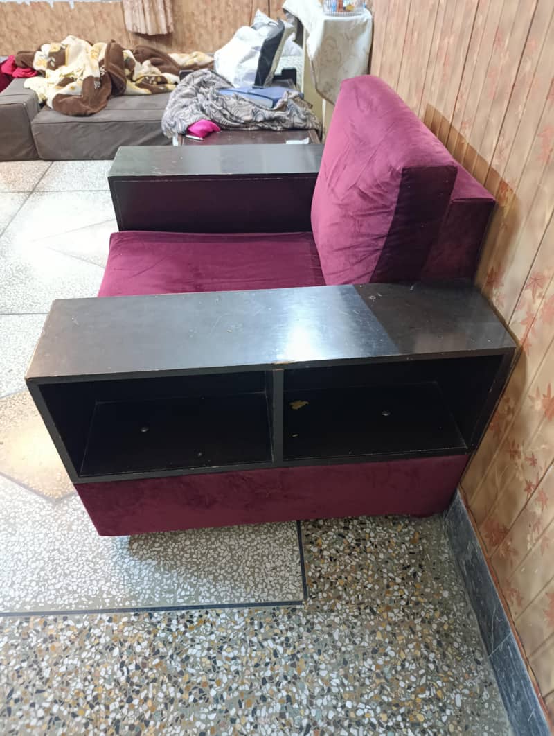2 single seat sofas in good condition 1