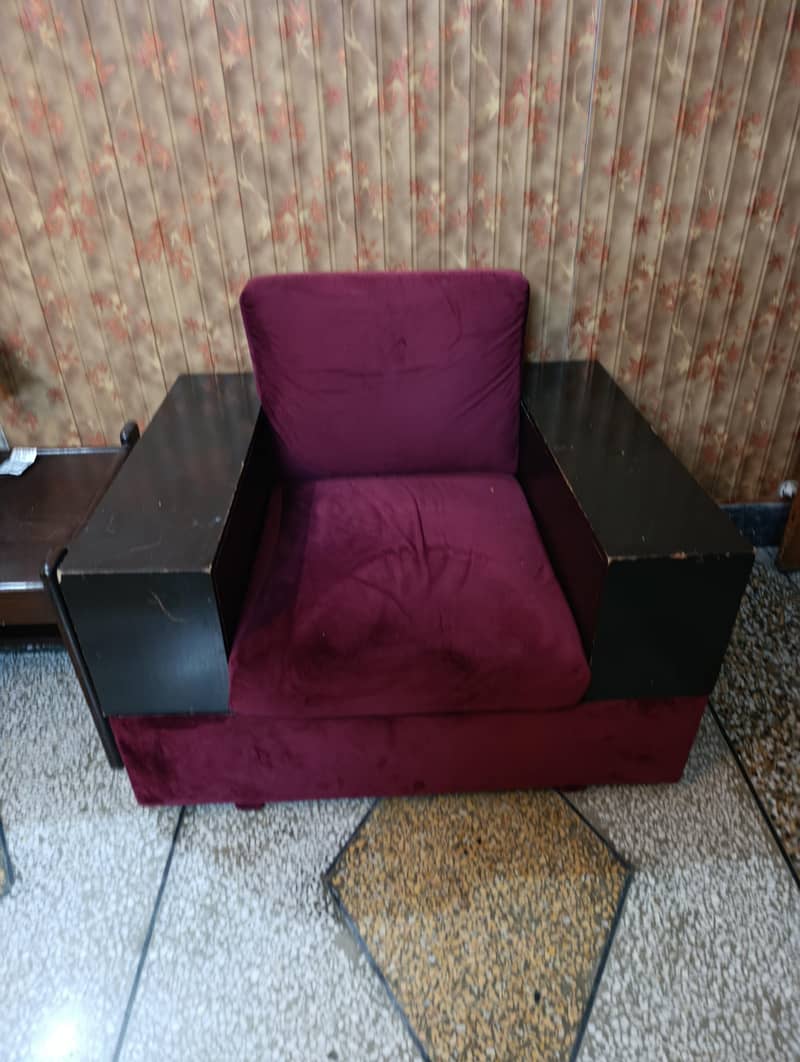 2 single seat sofas in good condition 3