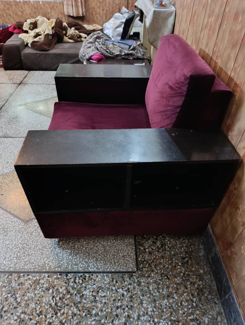 2 single seat sofas in good condition 4