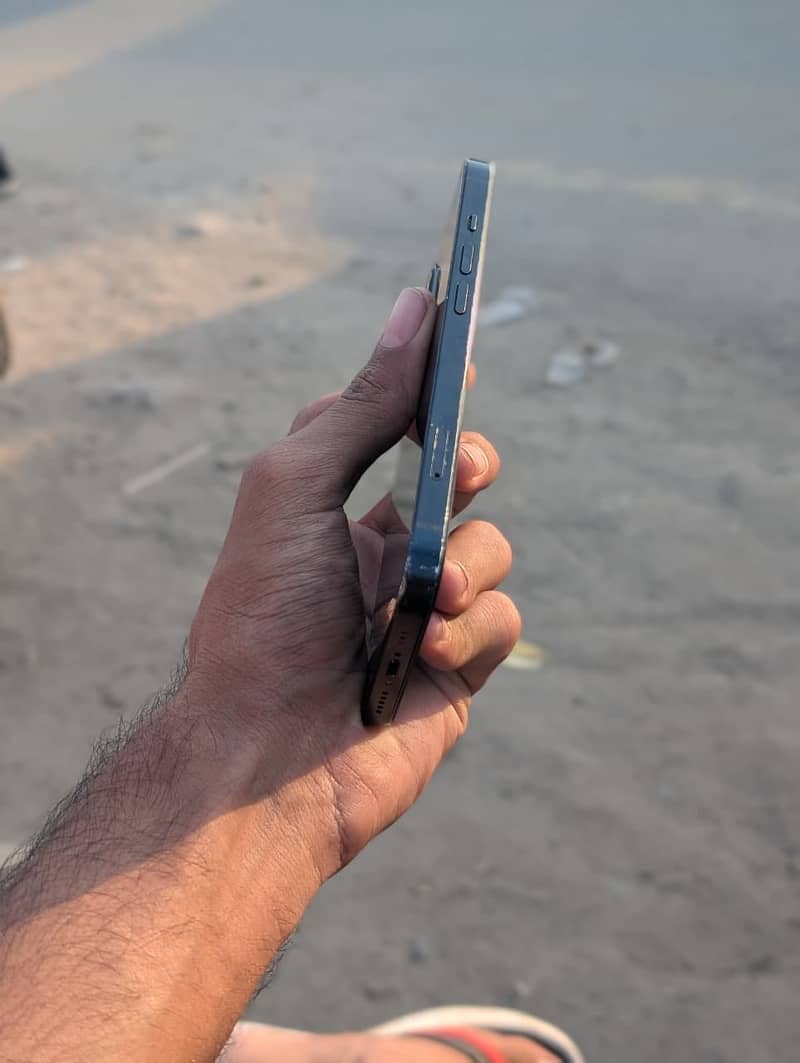 iPhone 13 (Read Description). 1