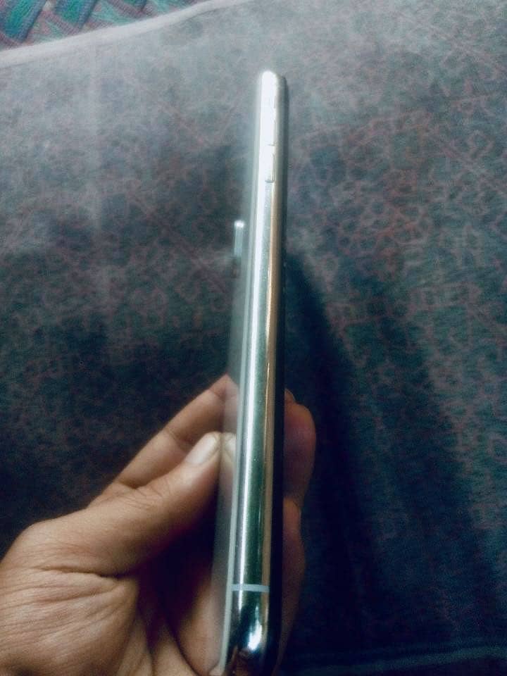 Apple iPhone XS Max 3