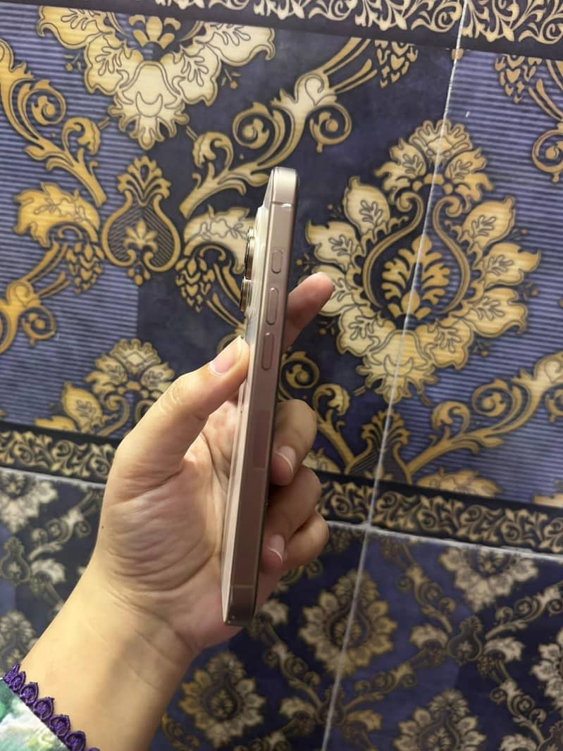 Apple iPhone 16 Pro 2