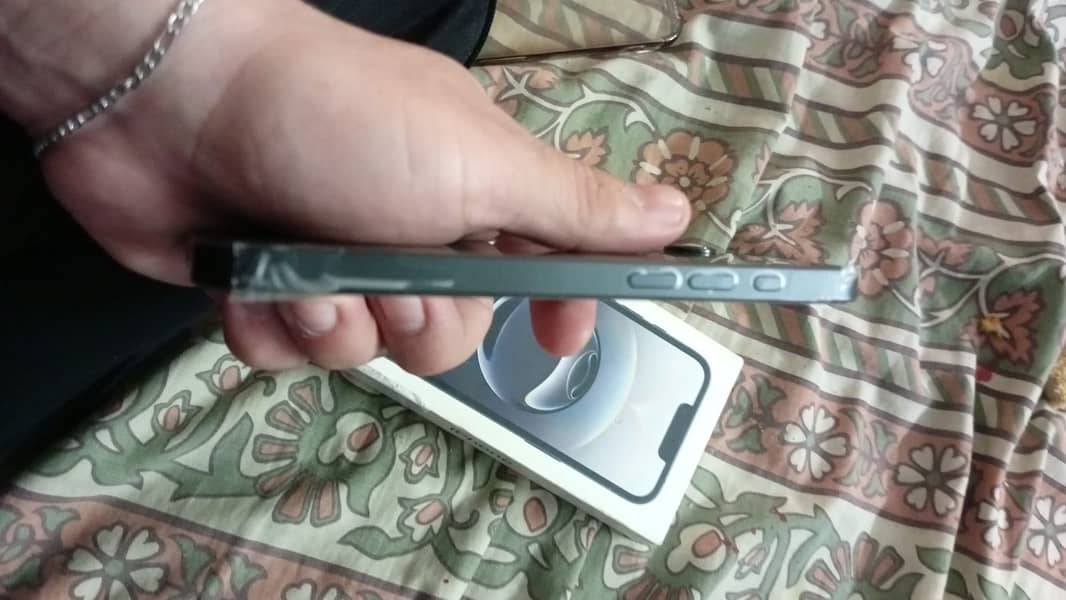Apple iPhone 16e 1
