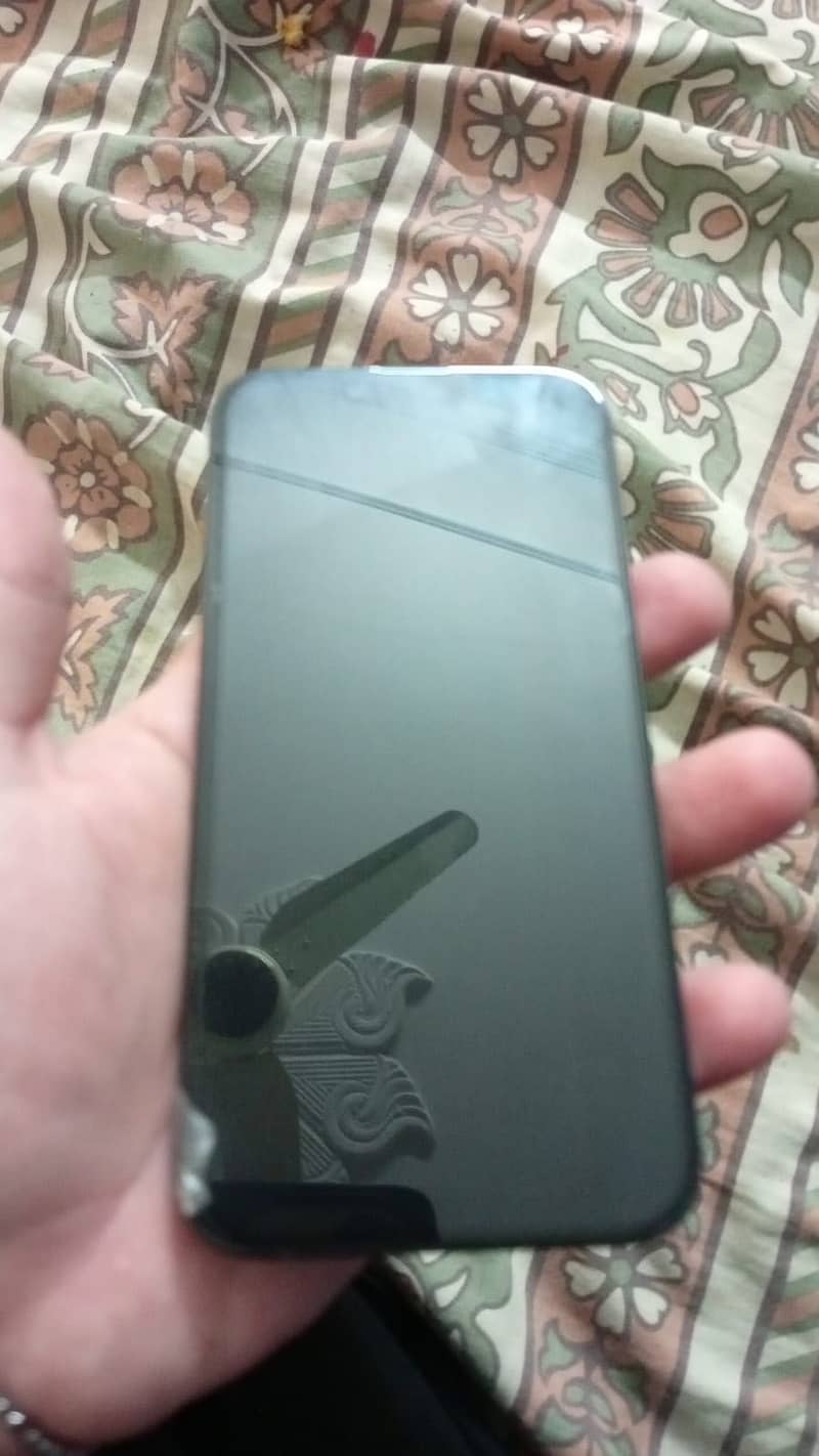 Apple iPhone 16e 2