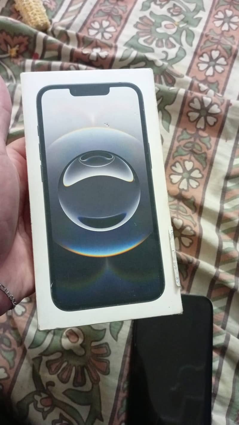 Apple iPhone 16e 3