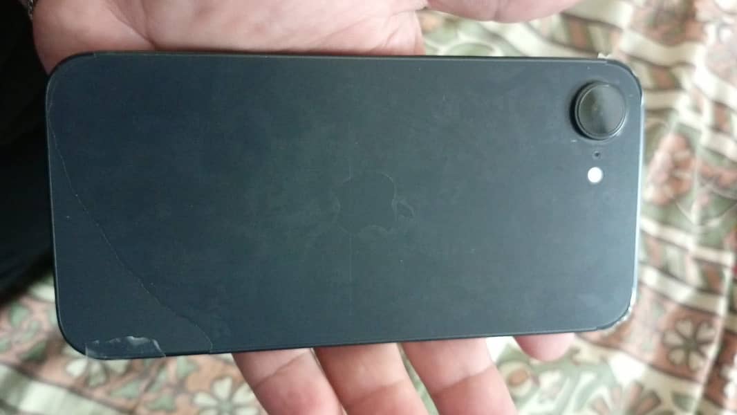 Apple iPhone 16e 4