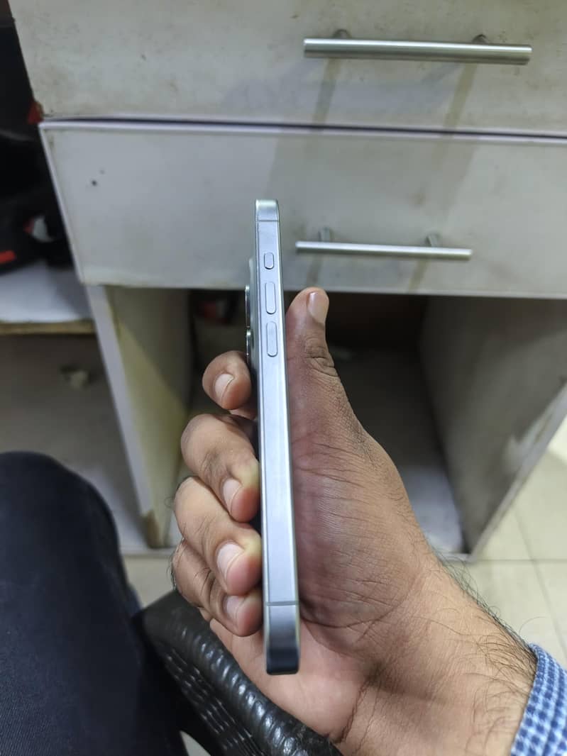 Apple iPhone 15 Pro 3