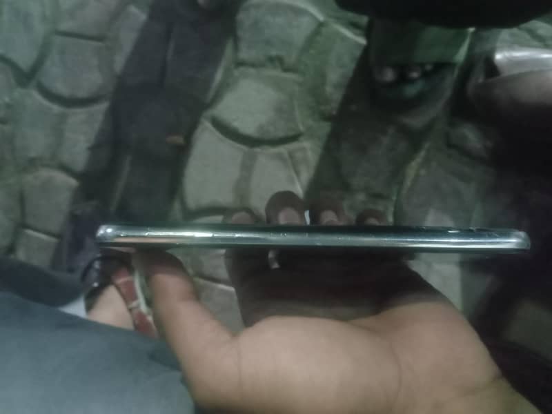 Aquos r2 3