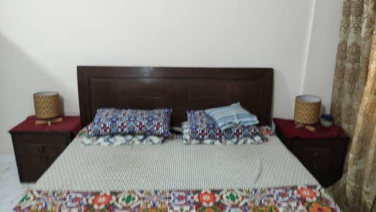 King Side Bed 6×6.5 with 2 side drawz without mattress