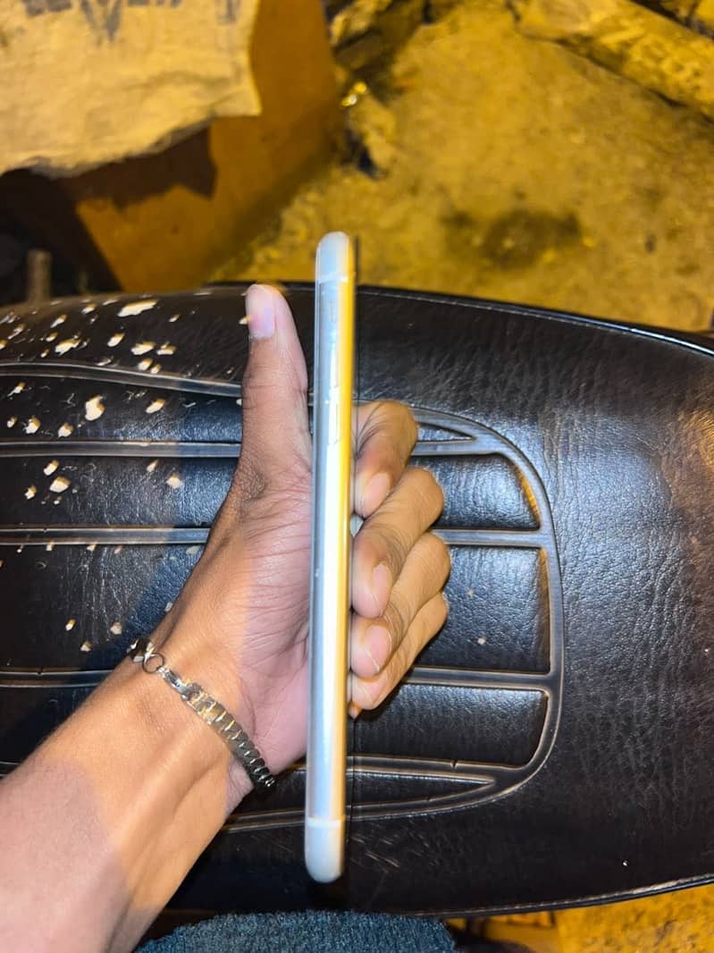 Apple iPhone XR 4