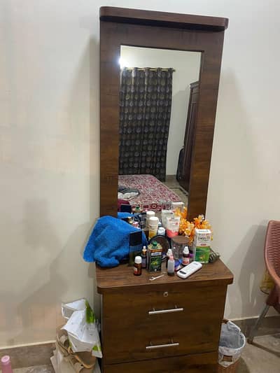 I'm selling my wood mirror with 3 drawer locks  in good condtitioned