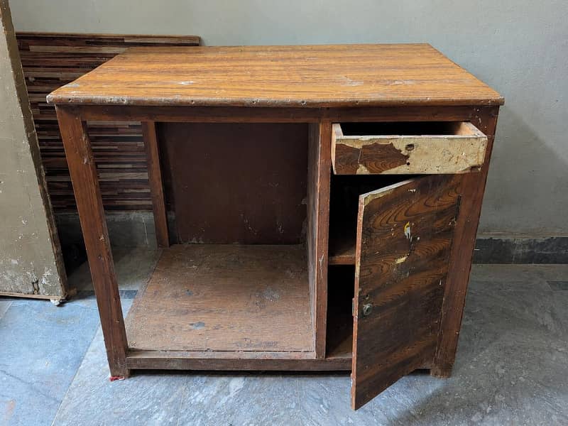 SOLID WOOD WORKING TABLE . . 0