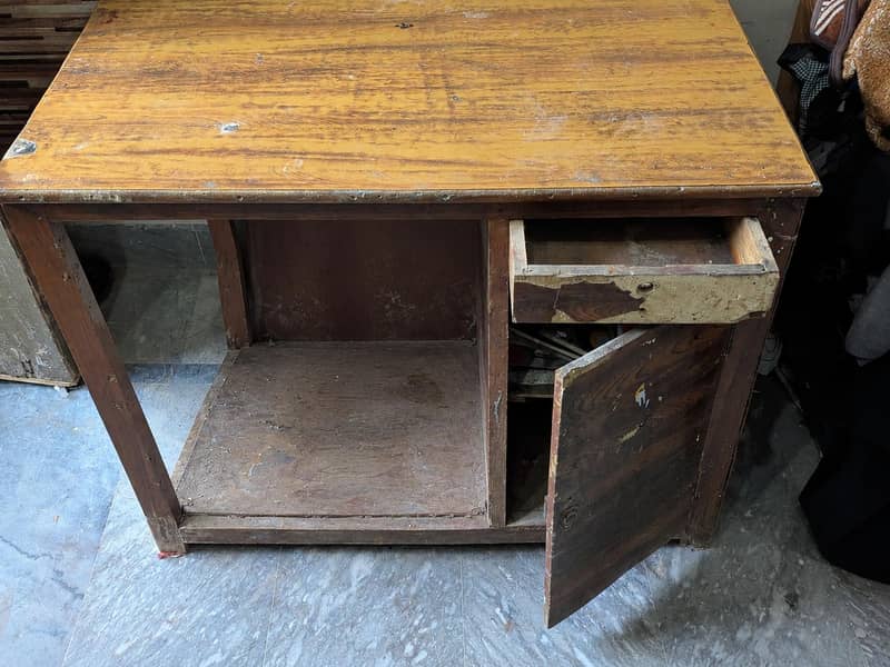SOLID WOOD WORKING TABLE . . 1