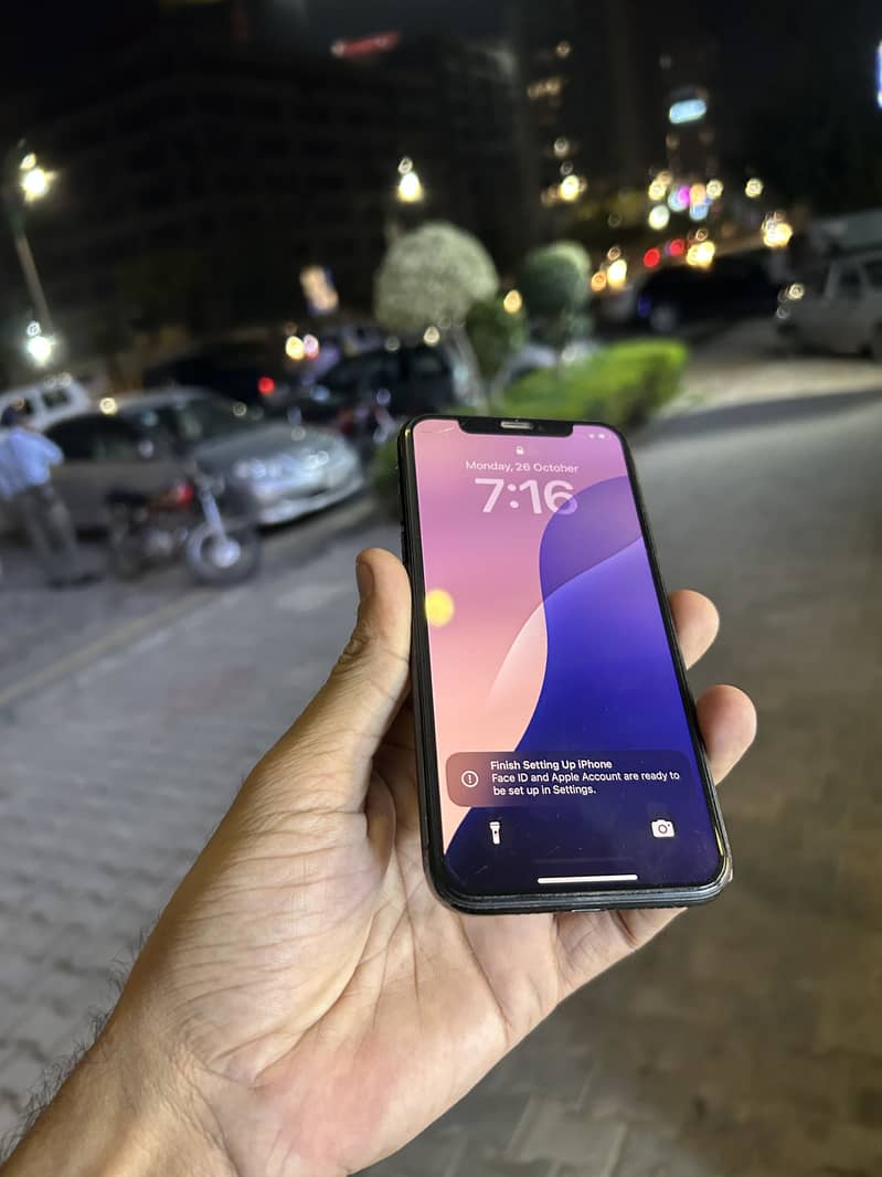 Apple iPhone XS 4