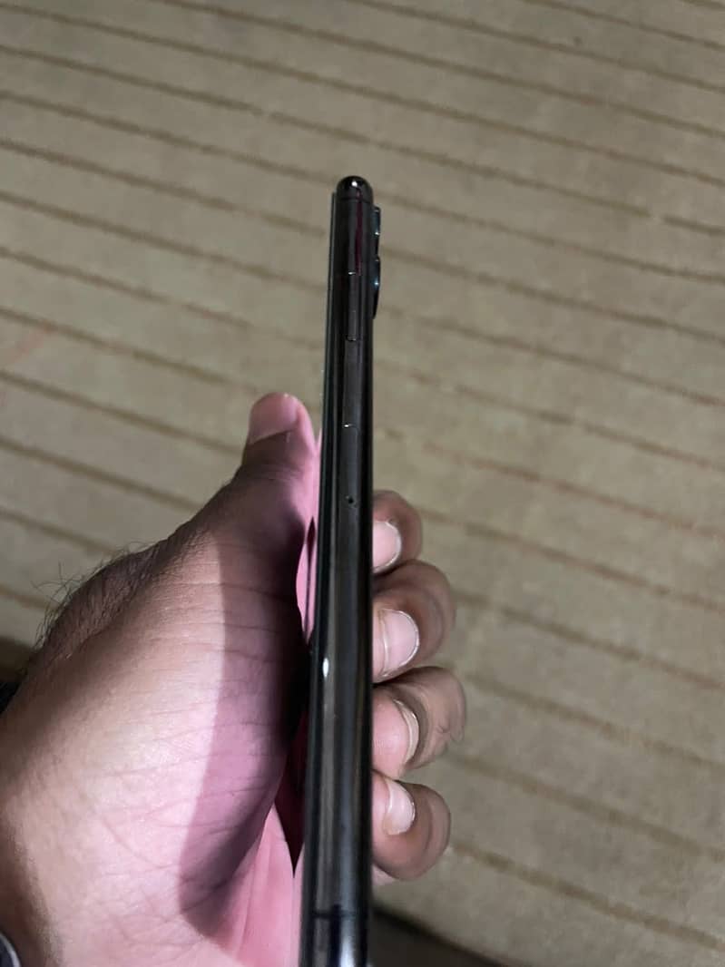 Apple iPhone 11 Pro Max 4