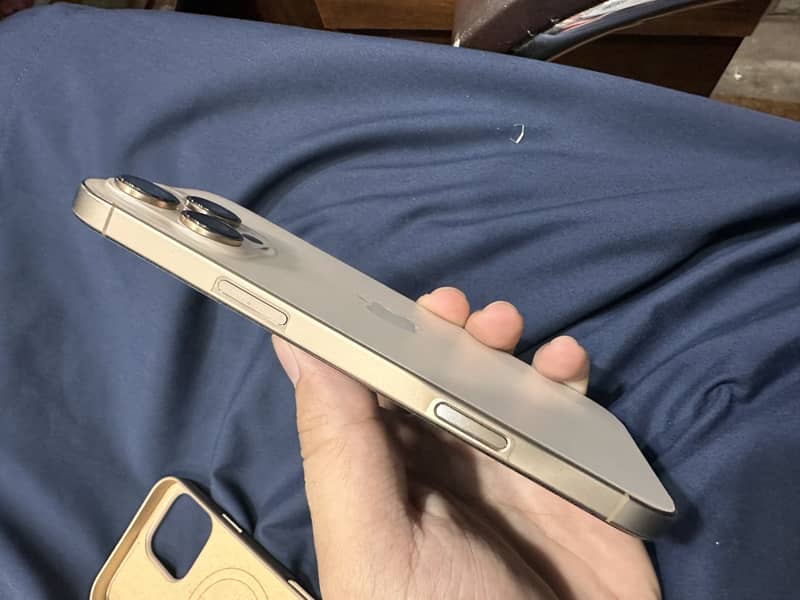 Apple iPhone 16 Pro Max 1
