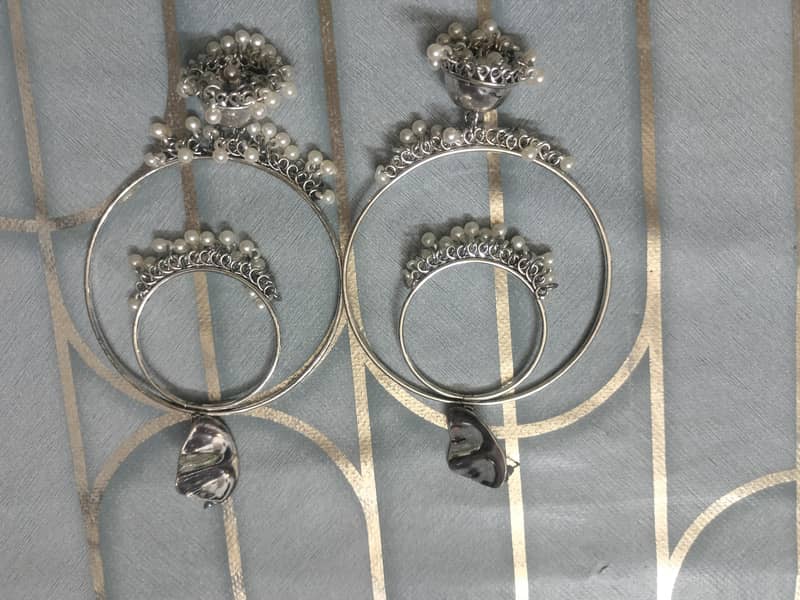Long earrings. 0