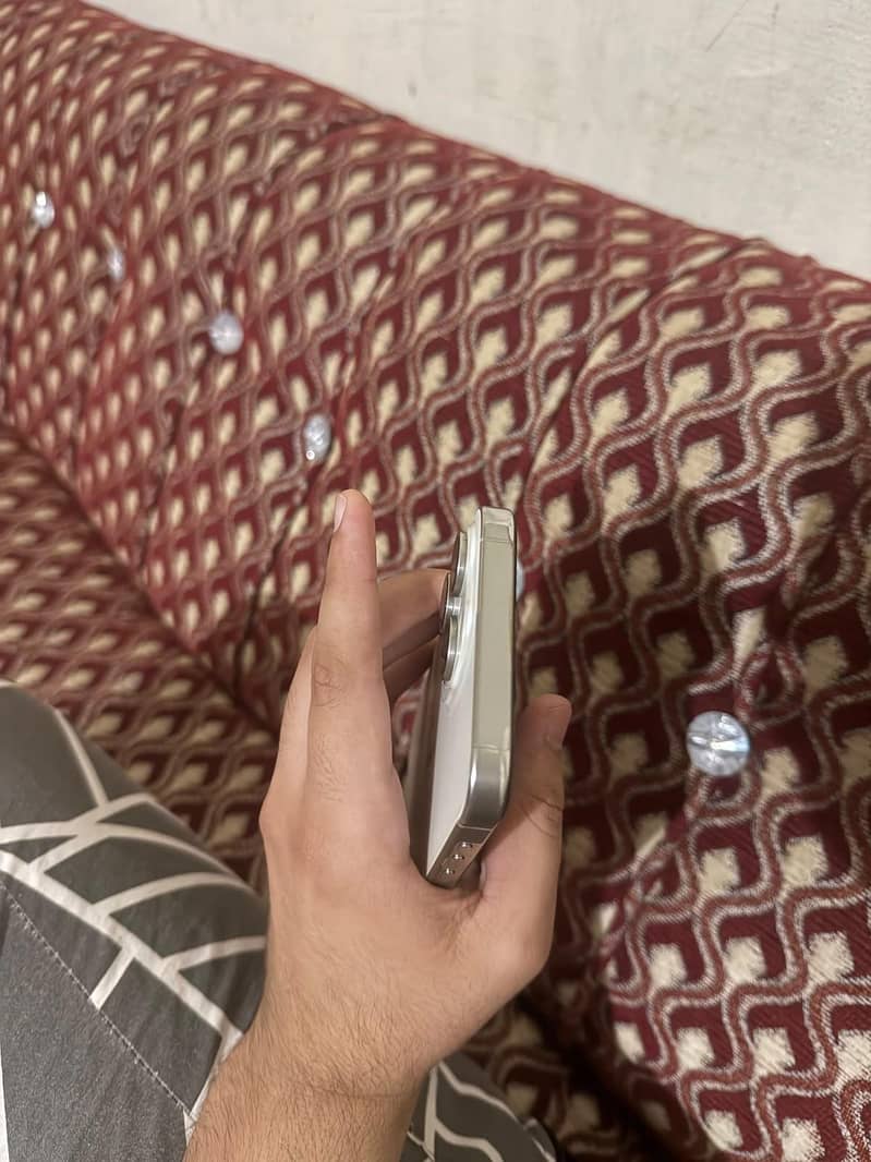 Apple iPhone 15 Pro Max 4