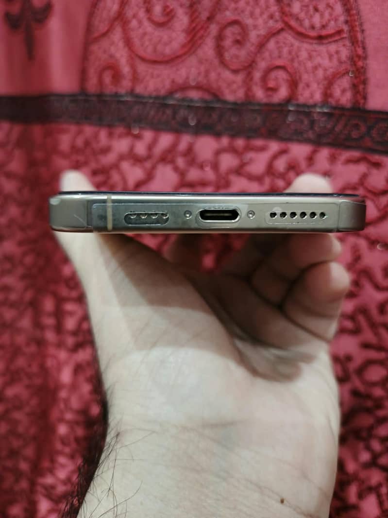 Apple iPhone 16 Pro Max 2