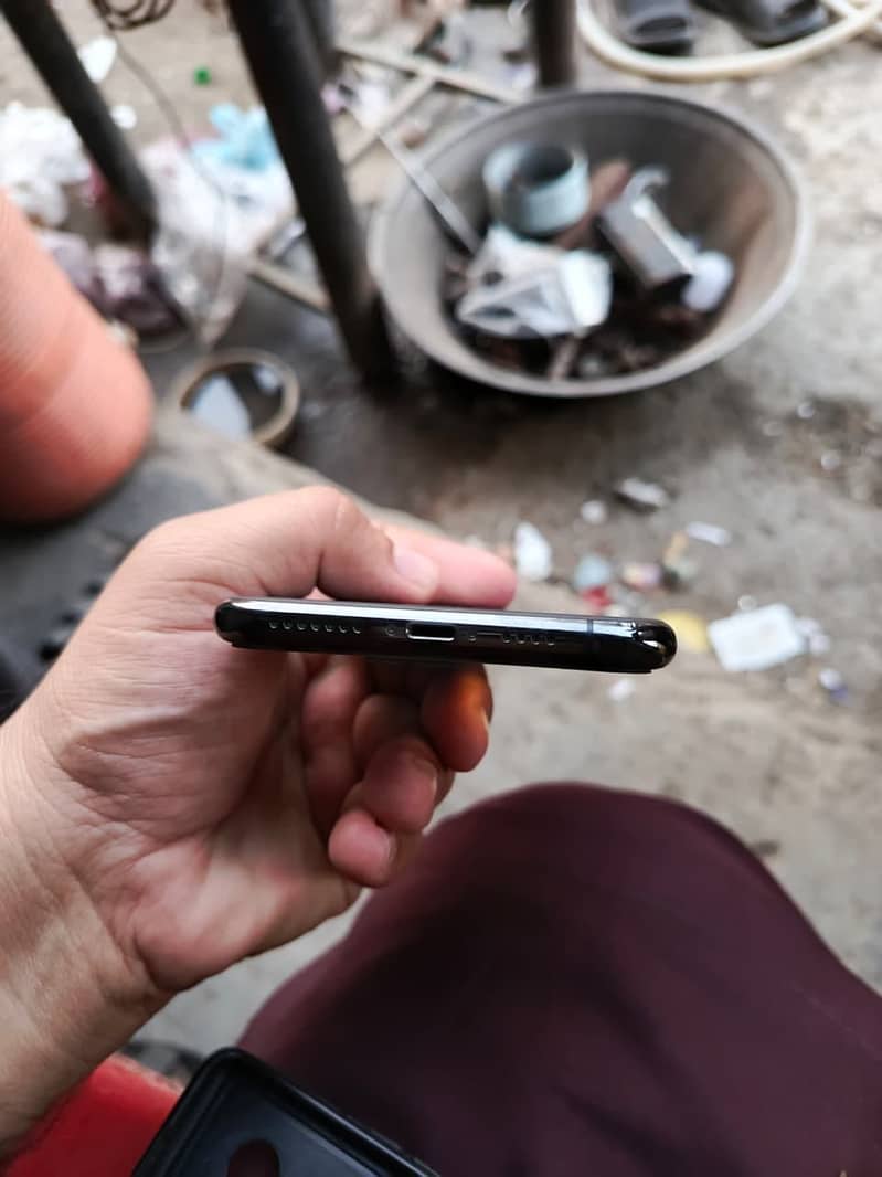 Apple iPhone 11 Pro Max 4