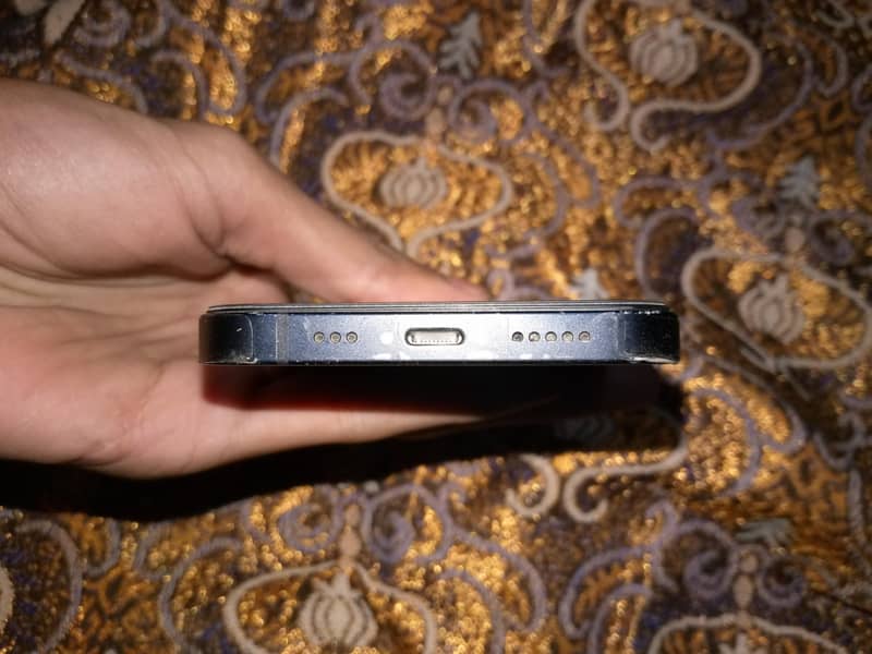 Apple iPhone 12 4