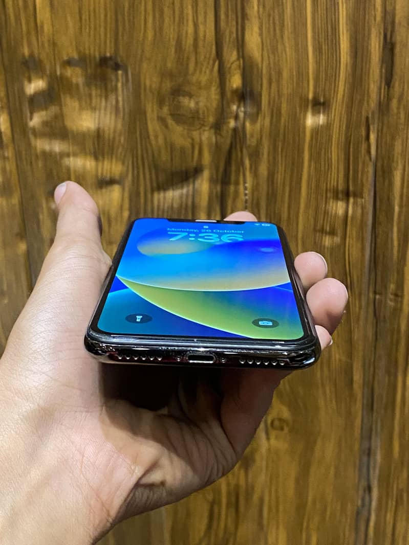 Apple iPhone X 4