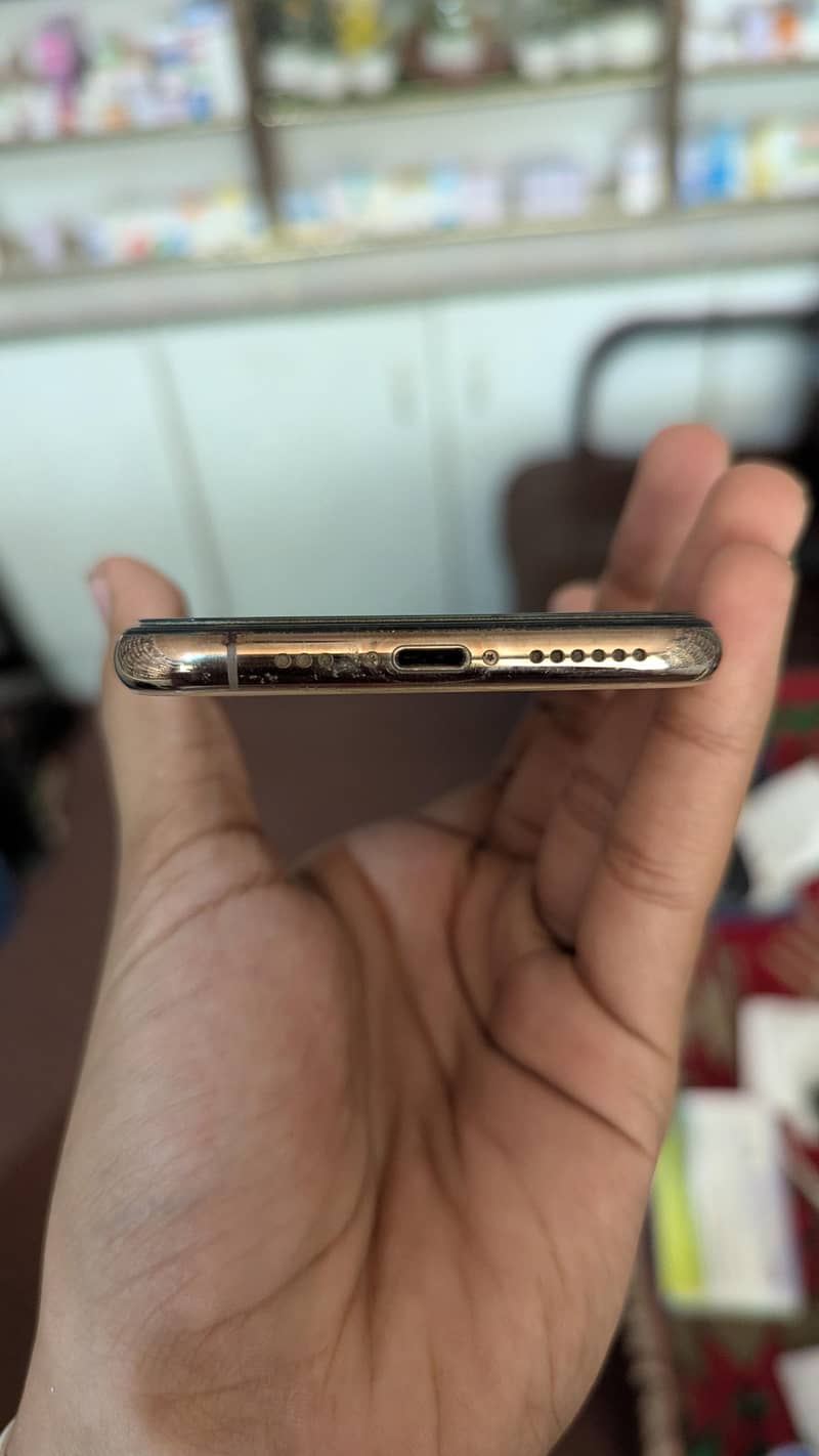 Apple iPhone XS 4