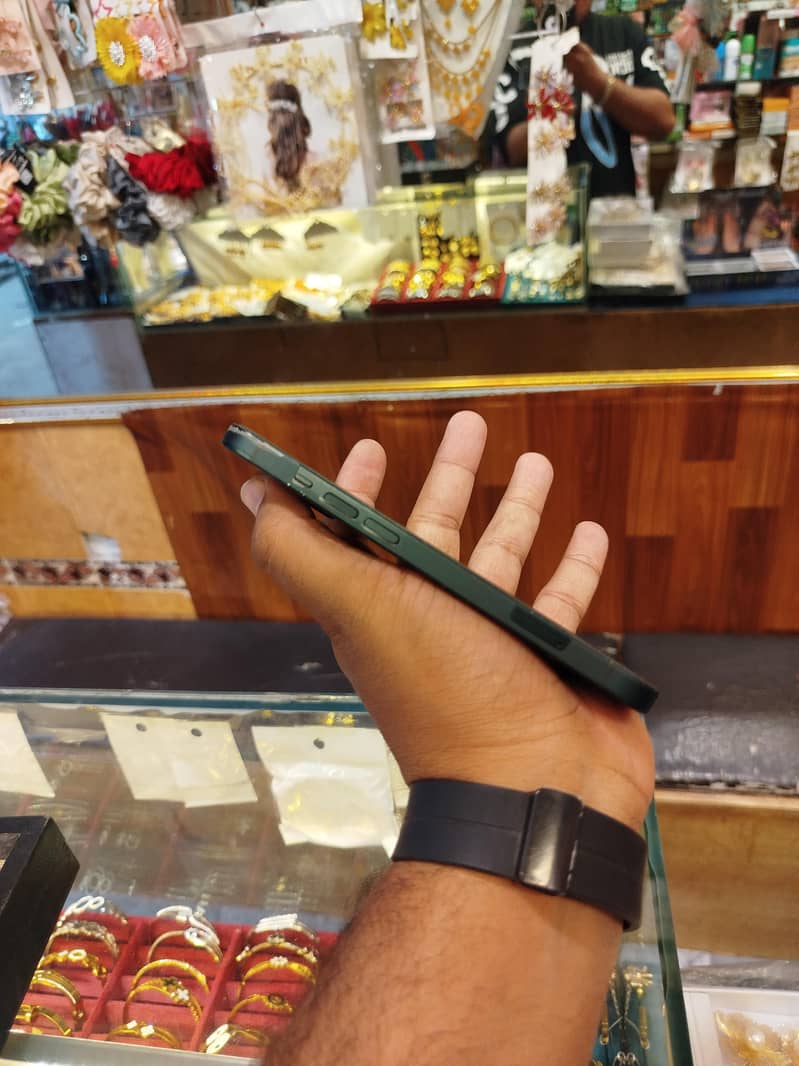 Apple iPhone 13 2