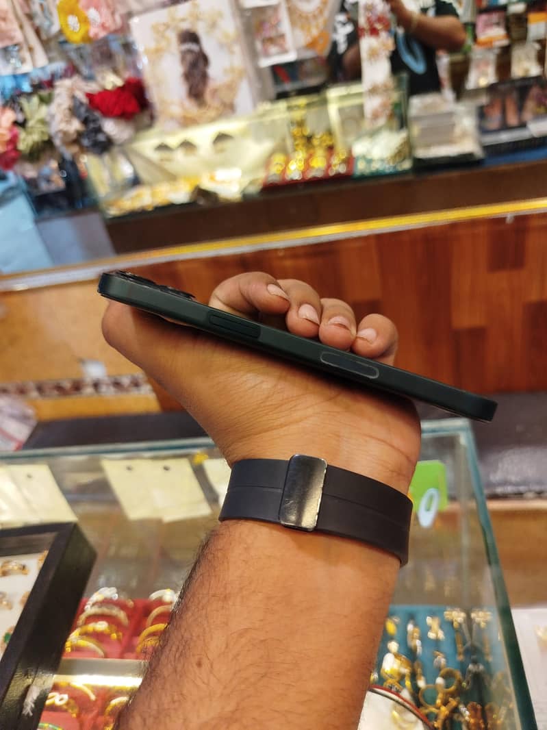Apple iPhone 13 4