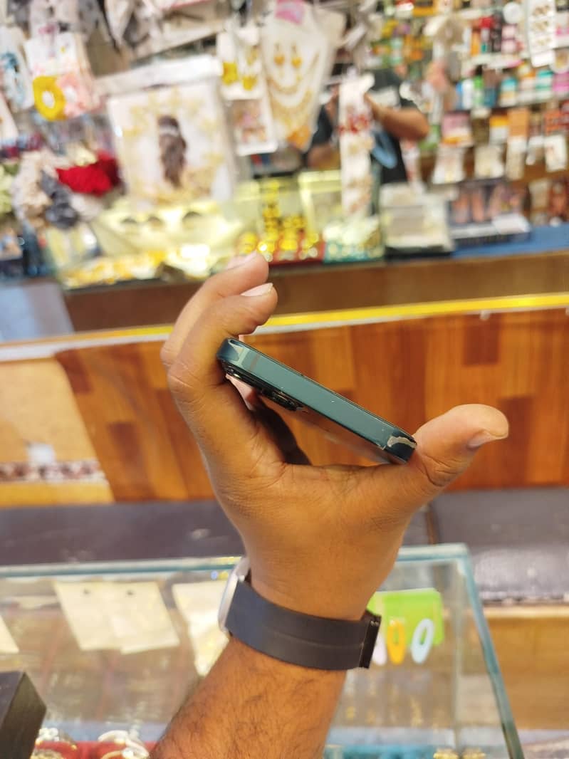 Apple iPhone 13 5