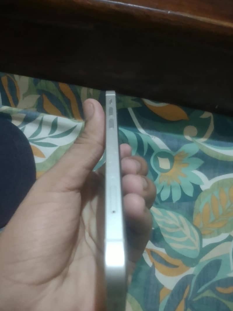 Apple iPhone 12 4