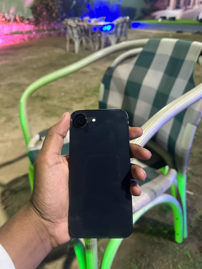 Apple iPhone 16e 1