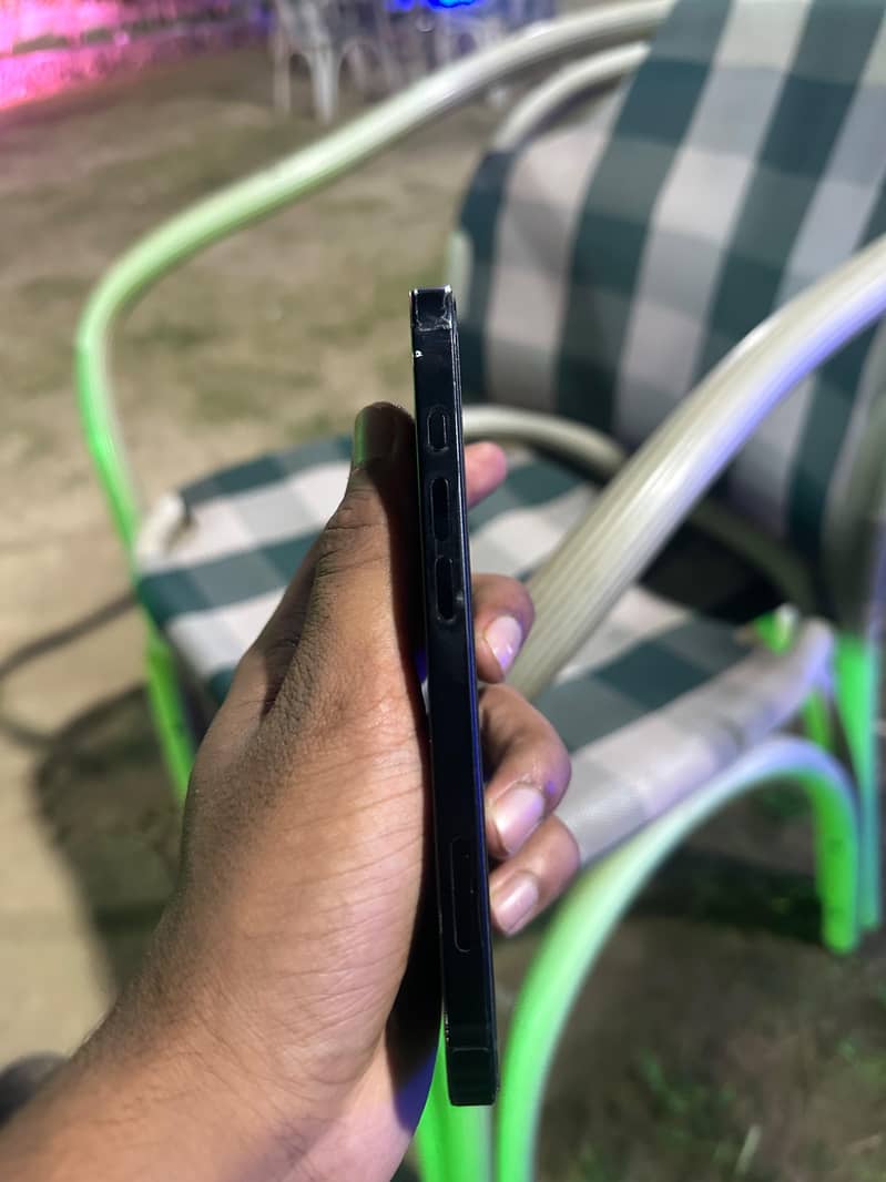 Apple iPhone 16e 2