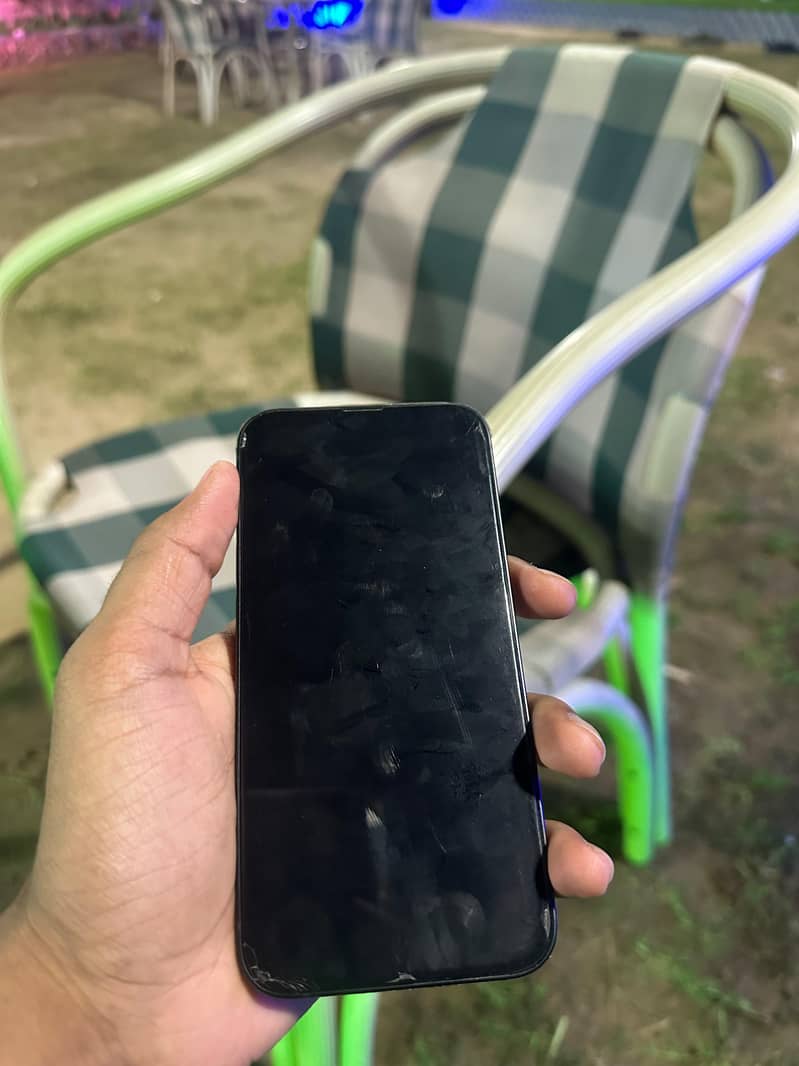 Apple iPhone 16e 3