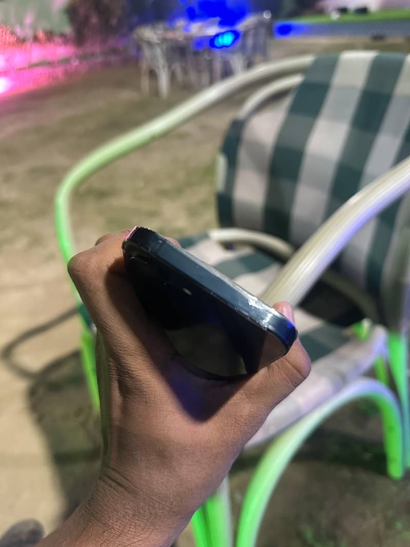 Apple iPhone 16e 4