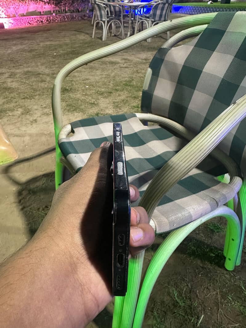 Apple iPhone 16e 5