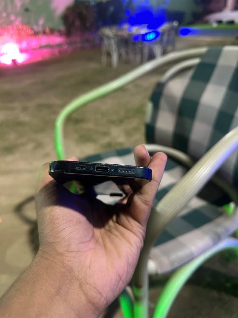 Apple iPhone 16e 6