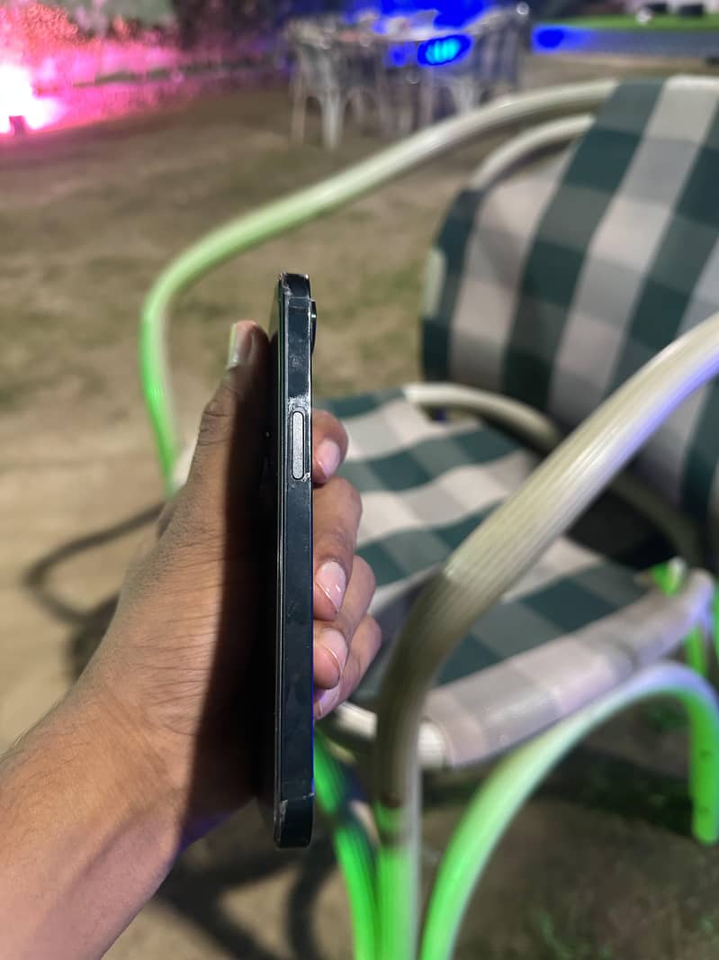 Apple iPhone 16e 7