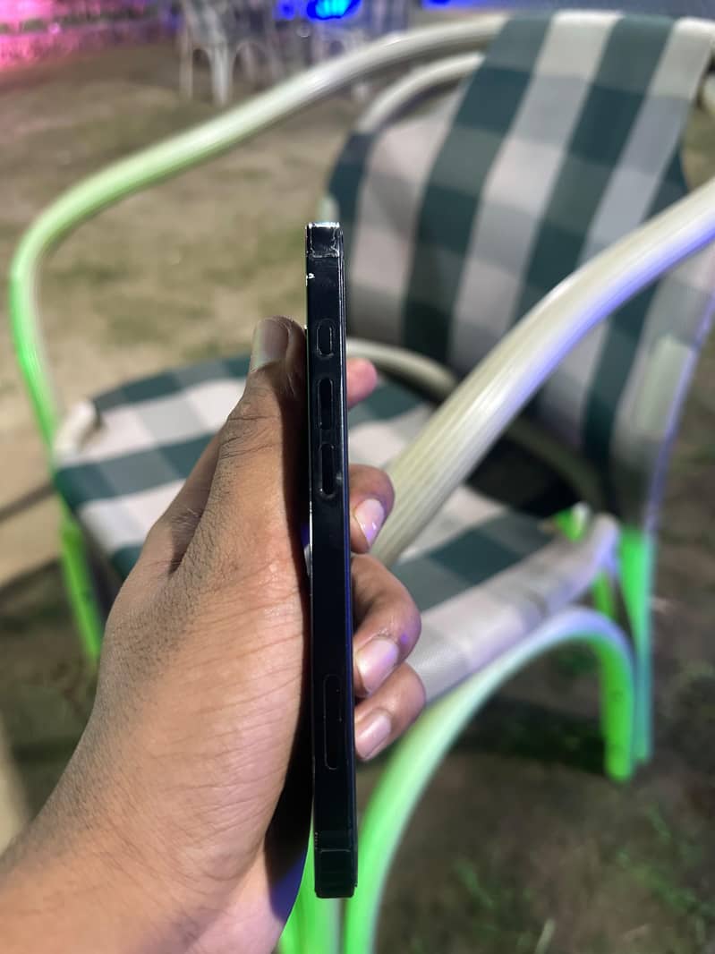 Apple iPhone 16e 8