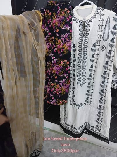 Pre-Loved 3-Piece Embroidered Lawn Suit – Rs. 3,500