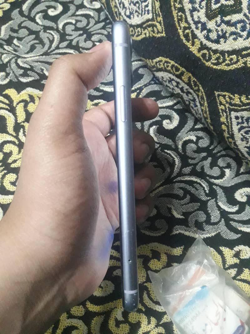 Apple iPhone 11 4