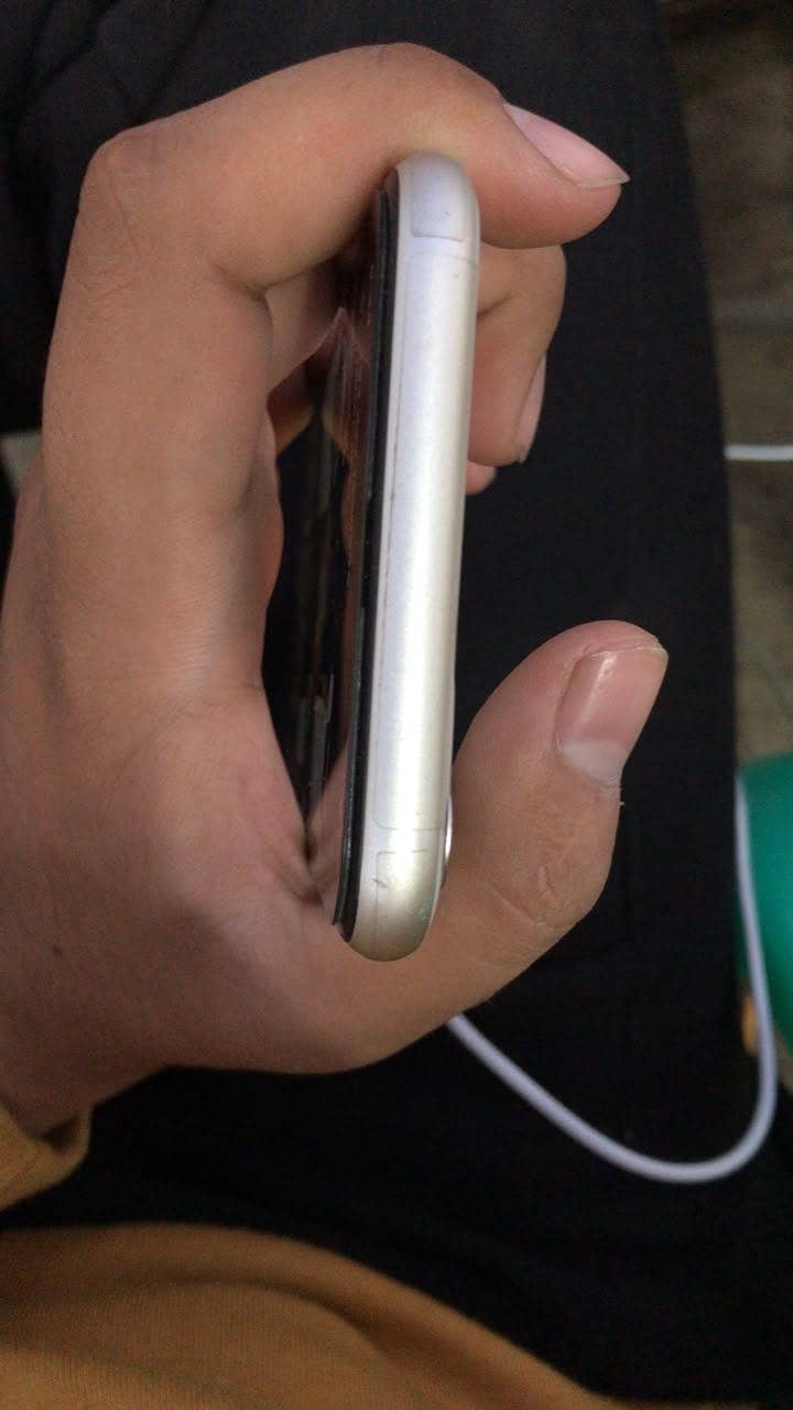 Apple iPhone 11 4