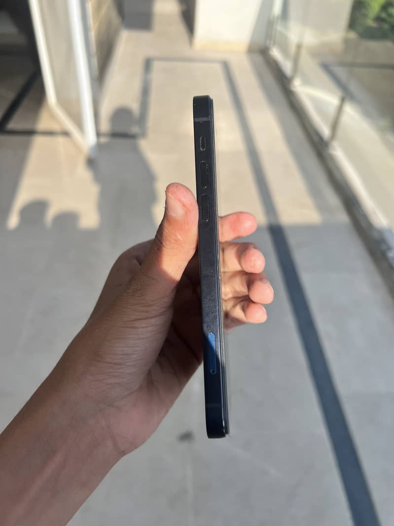 Apple iPhone 12 4