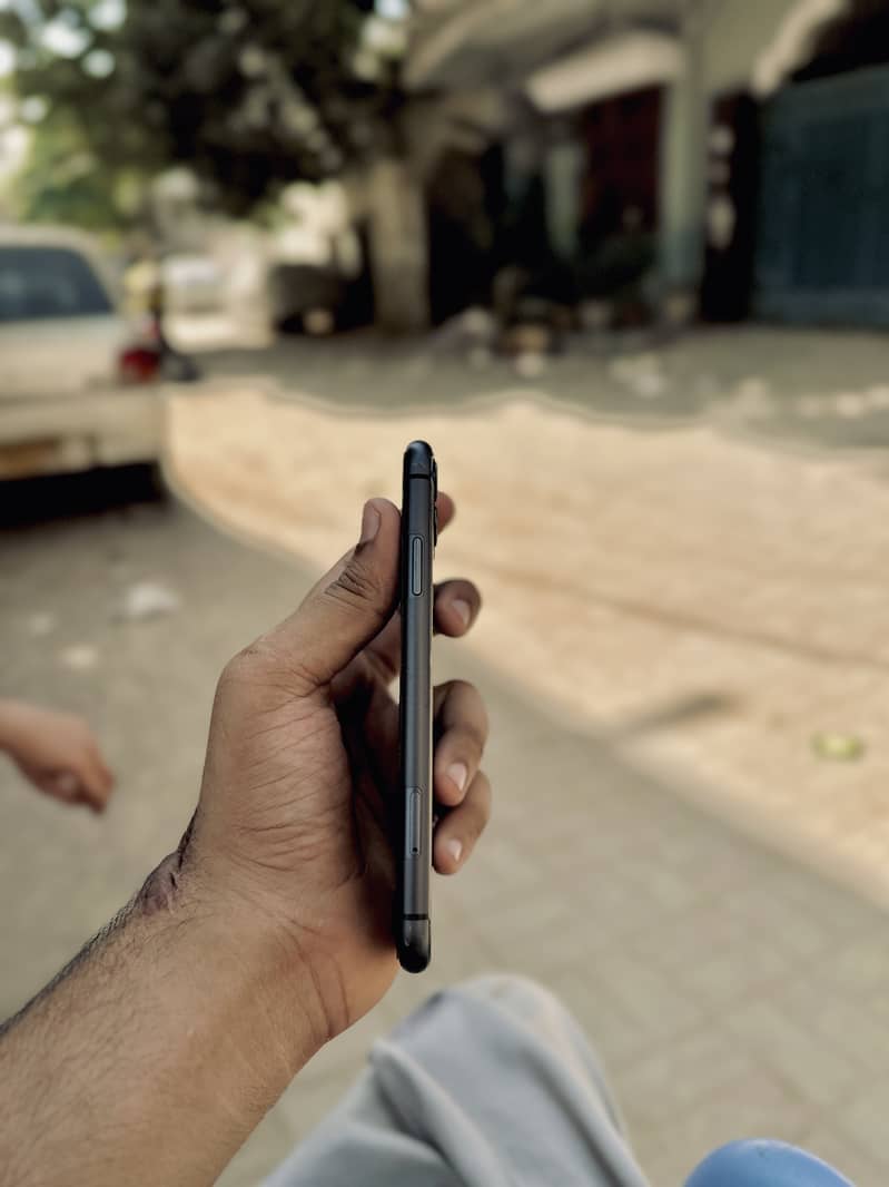 Apple iPhone 11 3