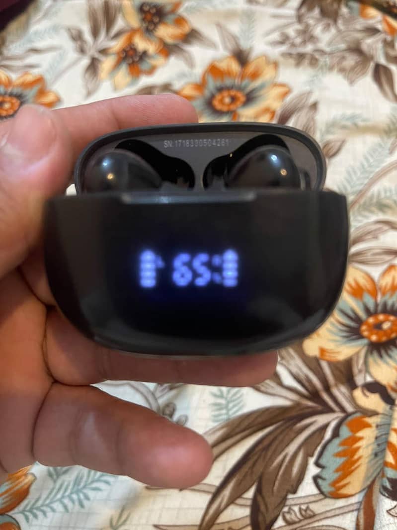Dany earpods 10/10 condition digital display - Earphones - 1120907683